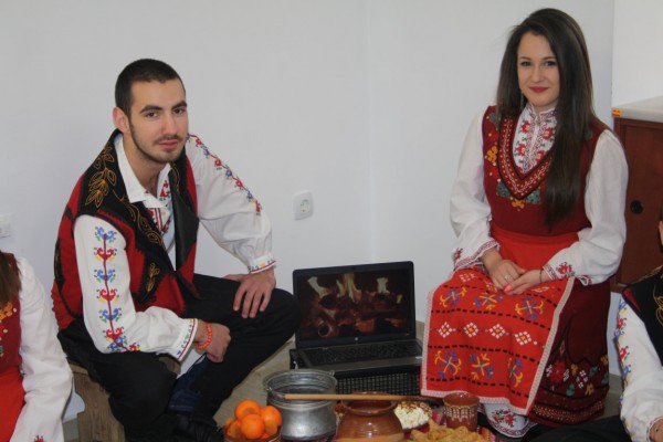 Възстановка на Бъдни вечер и Коледа направиха в ПГЛПТ