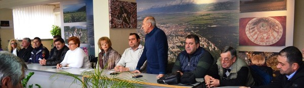 Хората да се запасят с храна и вода и да не пътуват тези дни!