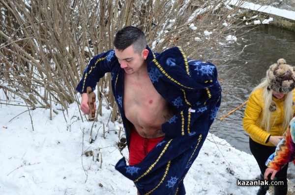 23 годишният програмист Тодор Куртев спаси кръста в Казанлък / ВИДЕО