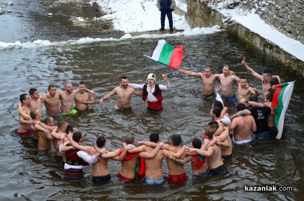 23 годишният програмист Тодор Куртев спаси кръста в Казанлък / ВИДЕО
