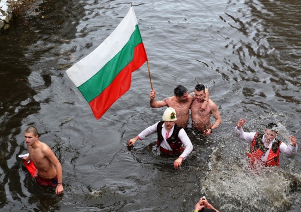 Първи Богоявленски водосвет с освещаване на бойно знаме в Казанлък