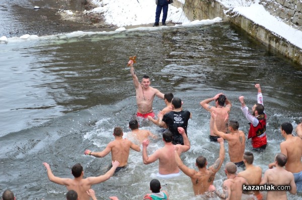 23 годишният програмист Тодор Куртев спаси кръста в Казанлък / ВИДЕО