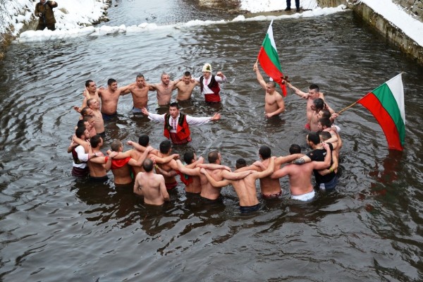 Първи Богоявленски водосвет с освещаване на бойно знаме в Казанлък