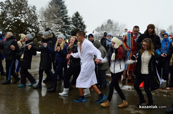 23 годишният програмист Тодор Куртев спаси кръста в Казанлък / ВИДЕО
