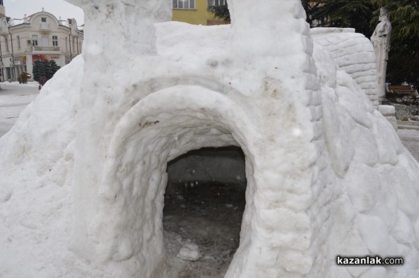 Развалят елхата, пързалката и Иглуто - остават