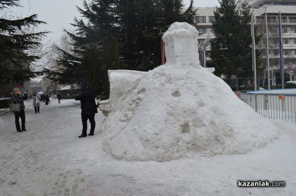 Развалят елхата, пързалката и Иглуто - остават