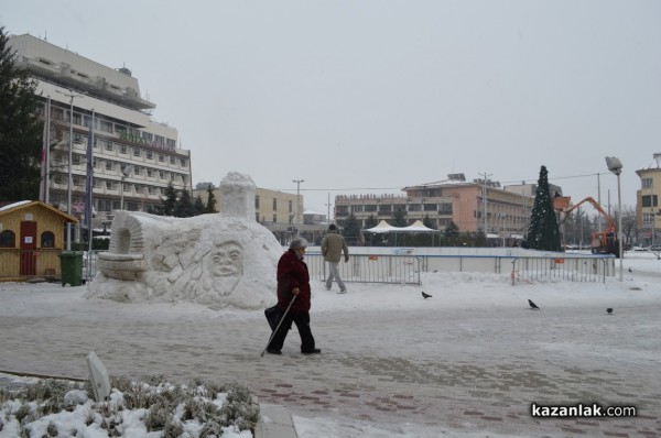 Развалят елхата, пързалката и Иглуто - остават