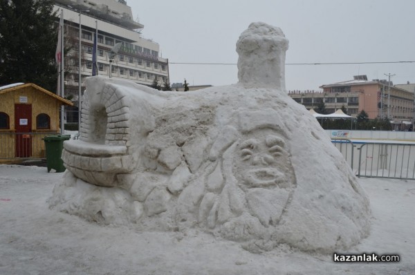 Развалят елхата, пързалката и Иглуто - остават