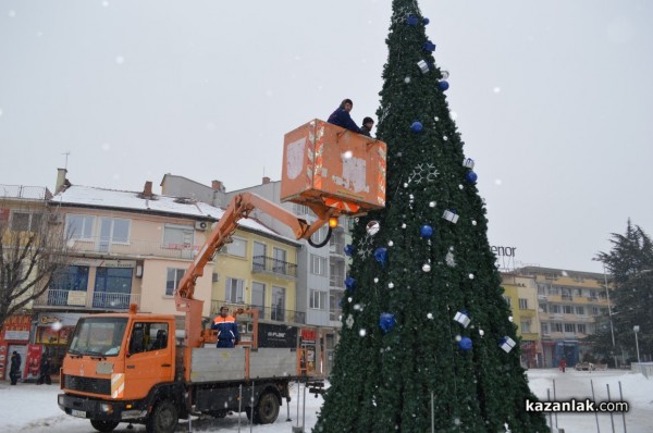 Развалят елхата, пързалката и Иглуто - остават