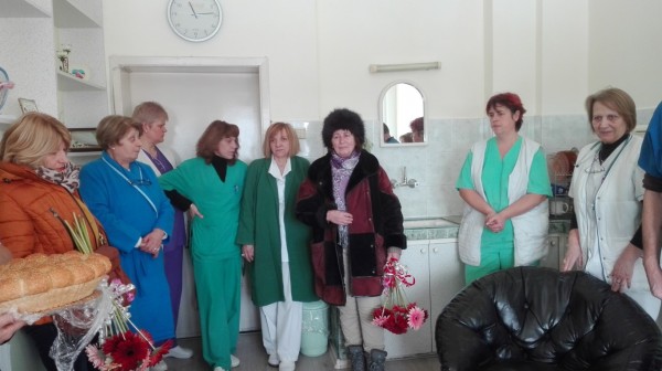 Казанлъшките-социалистки поздравиха лекарите и персонала на родилното отделение в Казанлък