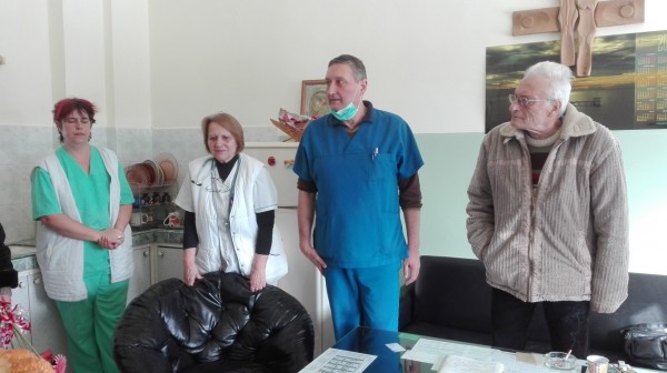 Казанлъшките-социалистки поздравиха лекарите и персонала на родилното отделение в Казанлък