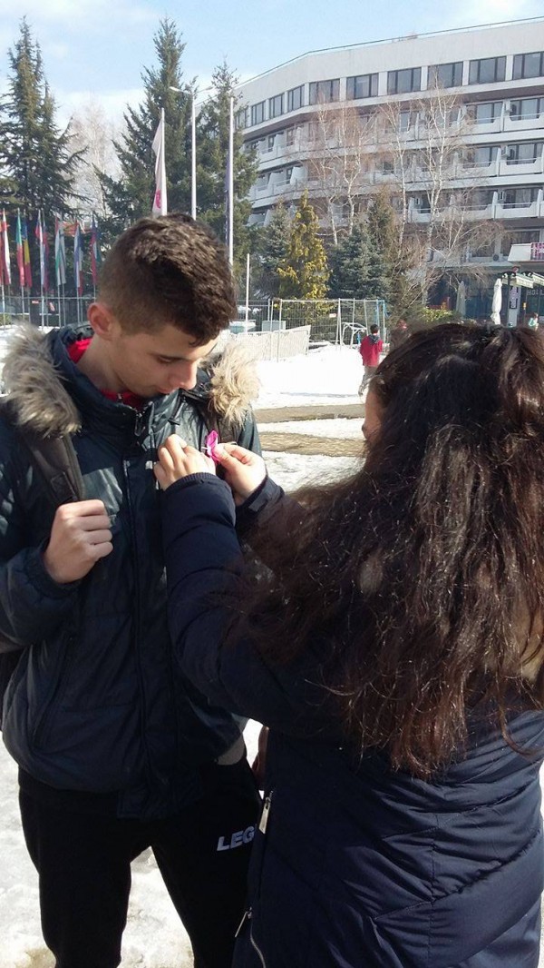 Доброволци отбелязаха световния ден за борба с рака