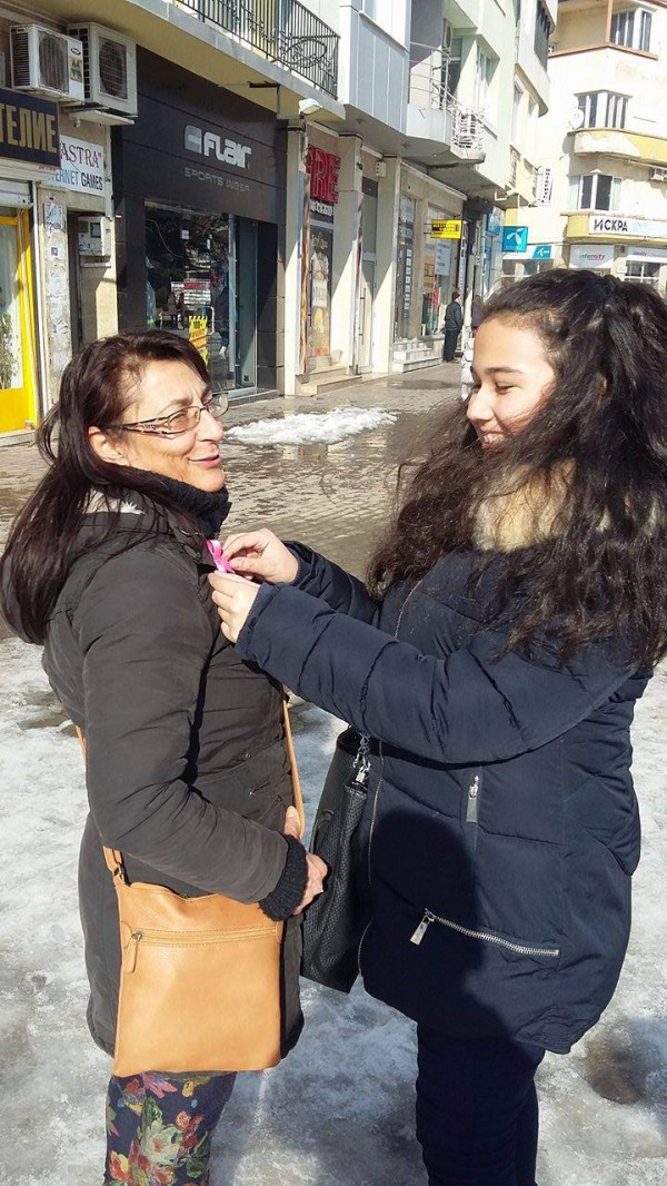 Доброволци отбелязаха световния ден за борба с рака