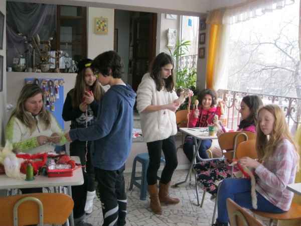 Малки художници изработиха мартенички в “Ателието“