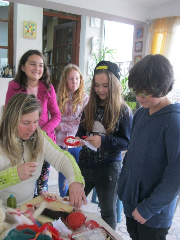 Малки художници изработиха мартенички в “Ателието“