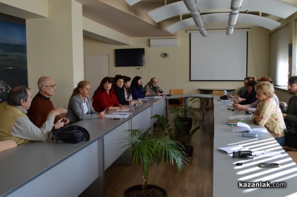 Вавилонската  кула на списание „Кула“