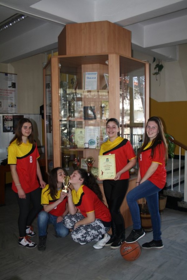 Отборът на ПГЛПТ-момичета 8-10 клас стана шампион по баскетбол