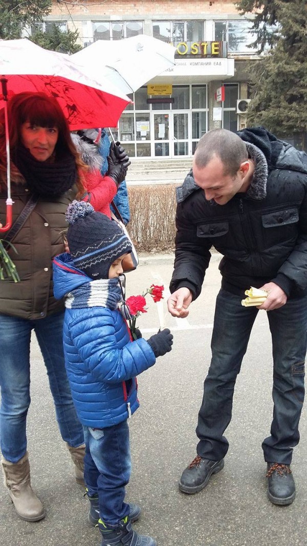 Младежи раздаваха свитъци с “Обесването на Васил Левски“ на възпоменателното шествие