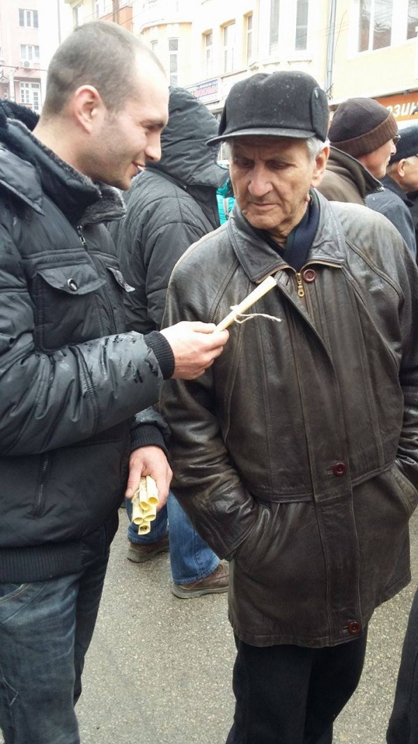 Младежи раздаваха свитъци с “Обесването на Васил Левски“ на възпоменателното шествие