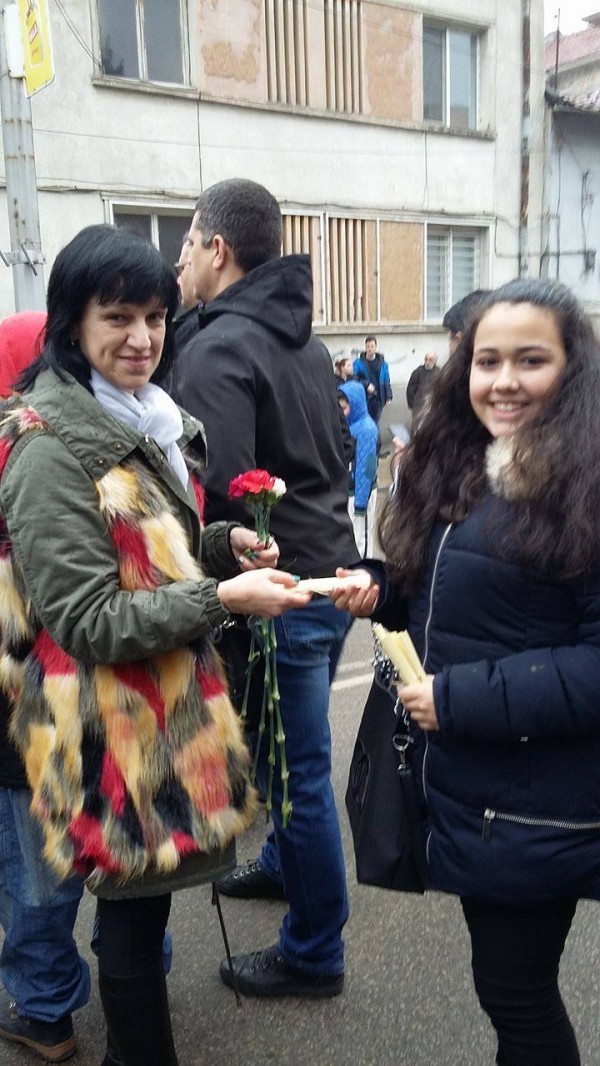 Младежи раздаваха свитъци с “Обесването на Васил Левски“ на възпоменателното шествие