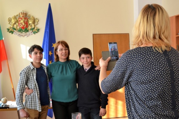 Кметът на Общината се срещна с малките писатели от клуб „Светлини сред сенките“