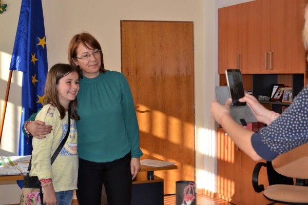 Кметът на Общината се срещна с малките писатели от клуб „Светлини сред сенките“