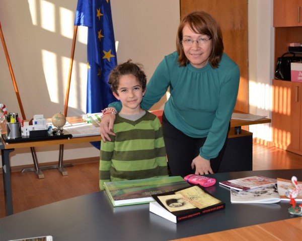 Кметът на Общината се срещна с малките писатели от клуб „Светлини сред сенките“