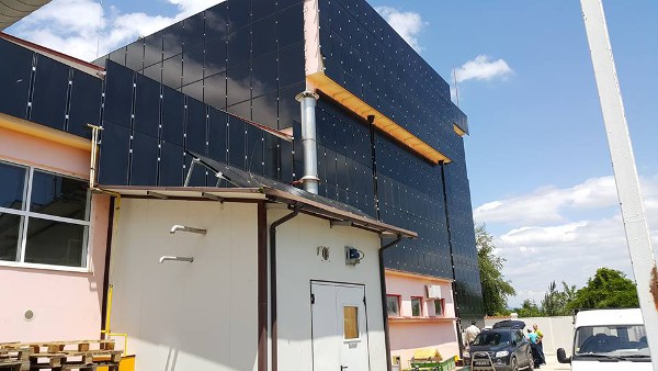 Казанлъшка фирма изгради уникална за България фотоволтаична фасада в Пазарджик