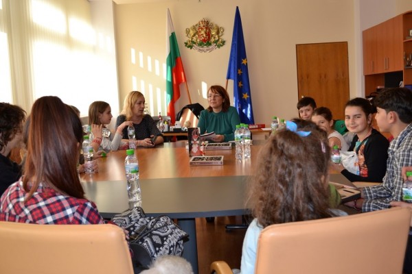 Кметът на Общината се срещна с малките писатели от клуб „Светлини сред сенките“
