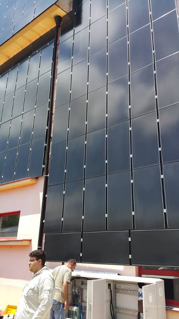 Казанлъшка фирма изгради уникална за България фотоволтаична фасада в Пазарджик