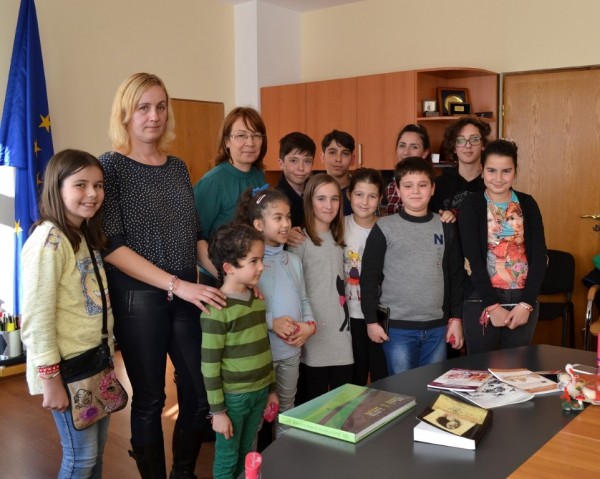 Кметът на Общината се срещна с малките писатели от клуб „Светлини сред сенките“