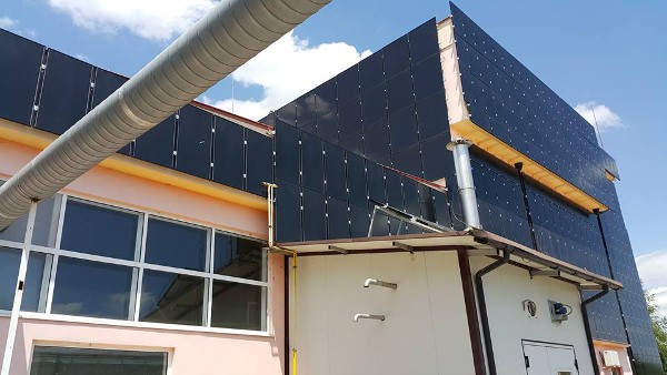 Казанлъшка фирма изгради уникална за България фотоволтаична фасада в Пазарджик