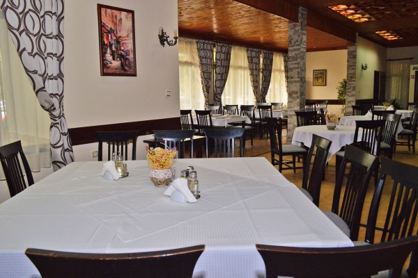 Ресторант ОРИЕНТ осигурява вечери с DJ на две дати за 8 март