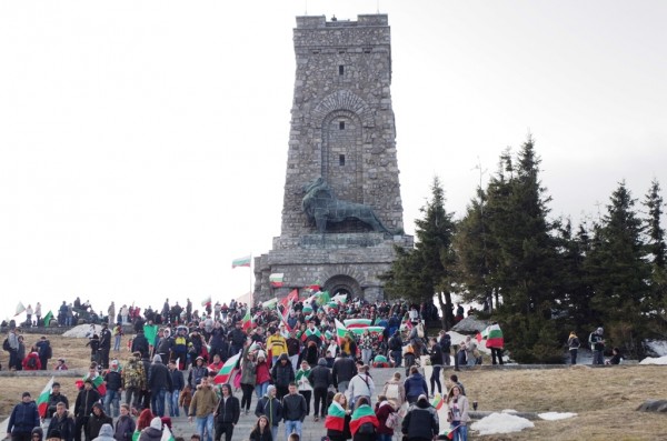 Почит и признателност от Община Казанлък за героите на България