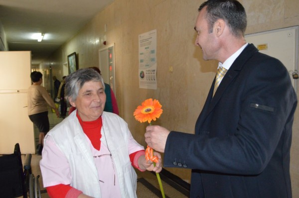 Борис Кърчев честити 8 март на дамите от Казанлък и специално на грижещите се за здравето на казанлъчани