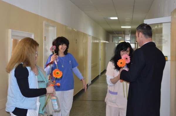 Борис Кърчев честити 8 март на дамите от Казанлък и специално на грижещите се за здравето на казанлъчани