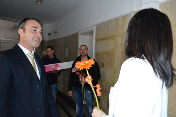 Борис Кърчев честити 8 март на дамите от Казанлък и специално на грижещите се за здравето на казанлъчани