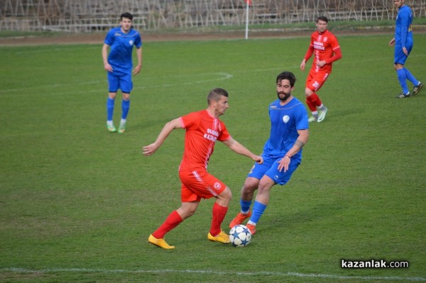 „Розова долина“ победи с 4:0 „Евроколеж“ и вече е на 2 точки от първото място