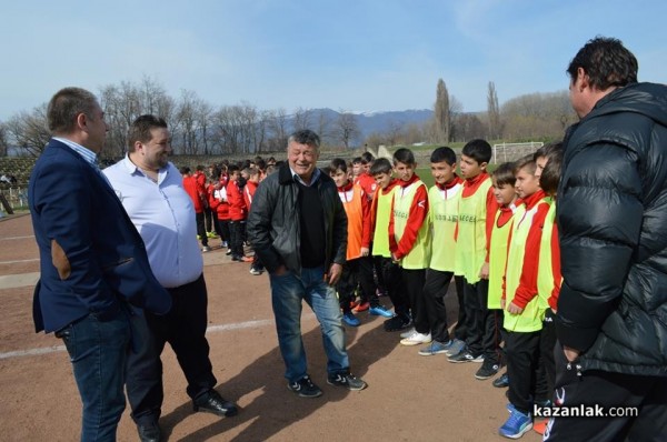 „Розова долина“ победи с 4:0 „Евроколеж“ и вече е на 2 точки от първото място
