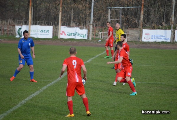 „Розова долина“ победи с 4:0 „Евроколеж“ и вече е на 2 точки от първото място