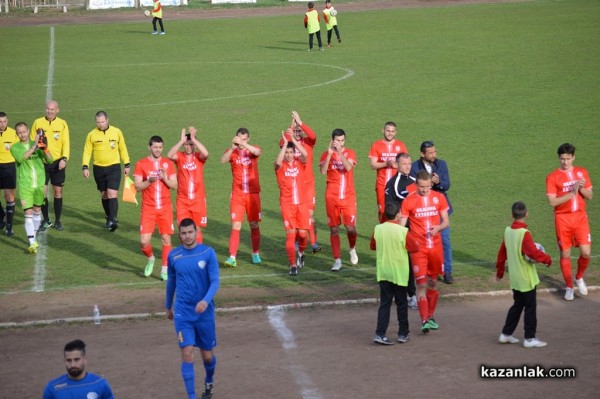 „Розова долина“ победи с 4:0 „Евроколеж“ и вече е на 2 точки от първото място