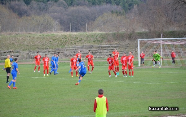 „Розова долина“ победи с 4:0 „Евроколеж“ и вече е на 2 точки от първото място