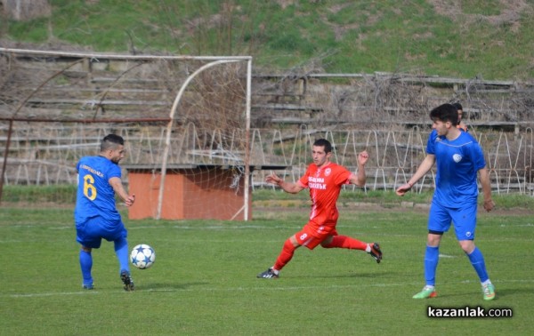 „Розова долина“ победи с 4:0 „Евроколеж“ и вече е на 2 точки от първото място