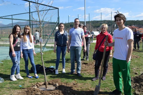 Борис Кърчев и спортистите на Казанлък посадиха Гора на спорта