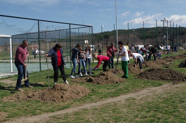 Борис Кърчев и спортистите на Казанлък посадиха Гора на спорта