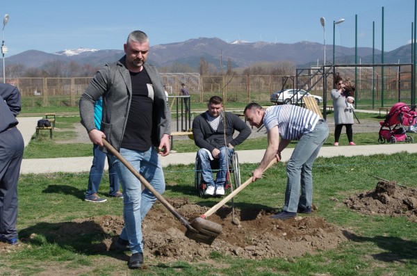 Борис Кърчев и спортистите на Казанлък посадиха Гора на спорта