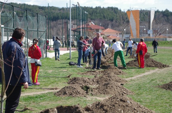 Борис Кърчев и спортистите на Казанлък посадиха Гора на спорта