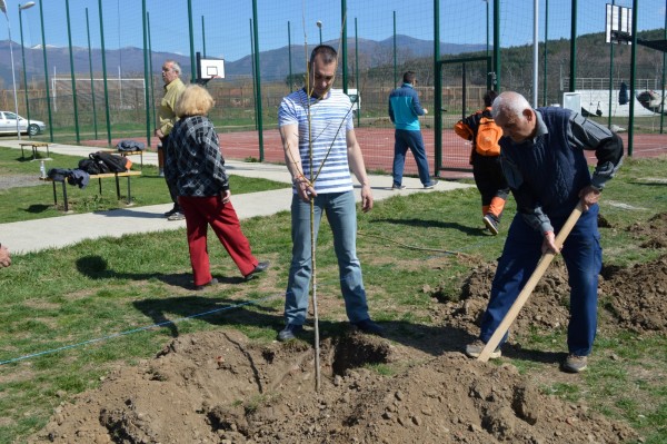 Борис Кърчев и спортистите на Казанлък посадиха Гора на спорта