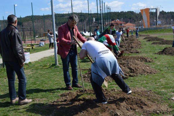 Борис Кърчев и спортистите на Казанлък посадиха Гора на спорта
