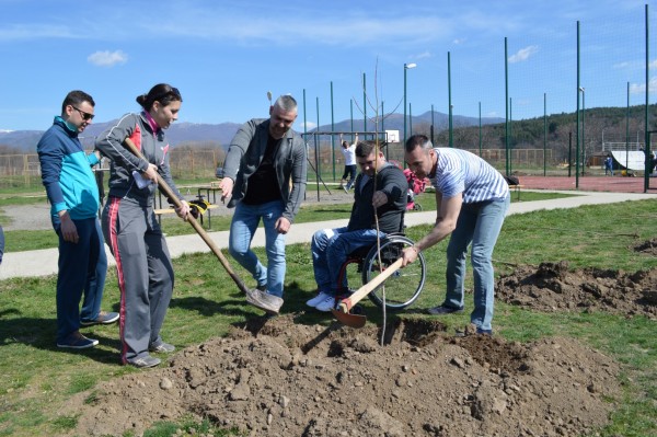 Борис Кърчев и спортистите на Казанлък посадиха Гора на спорта